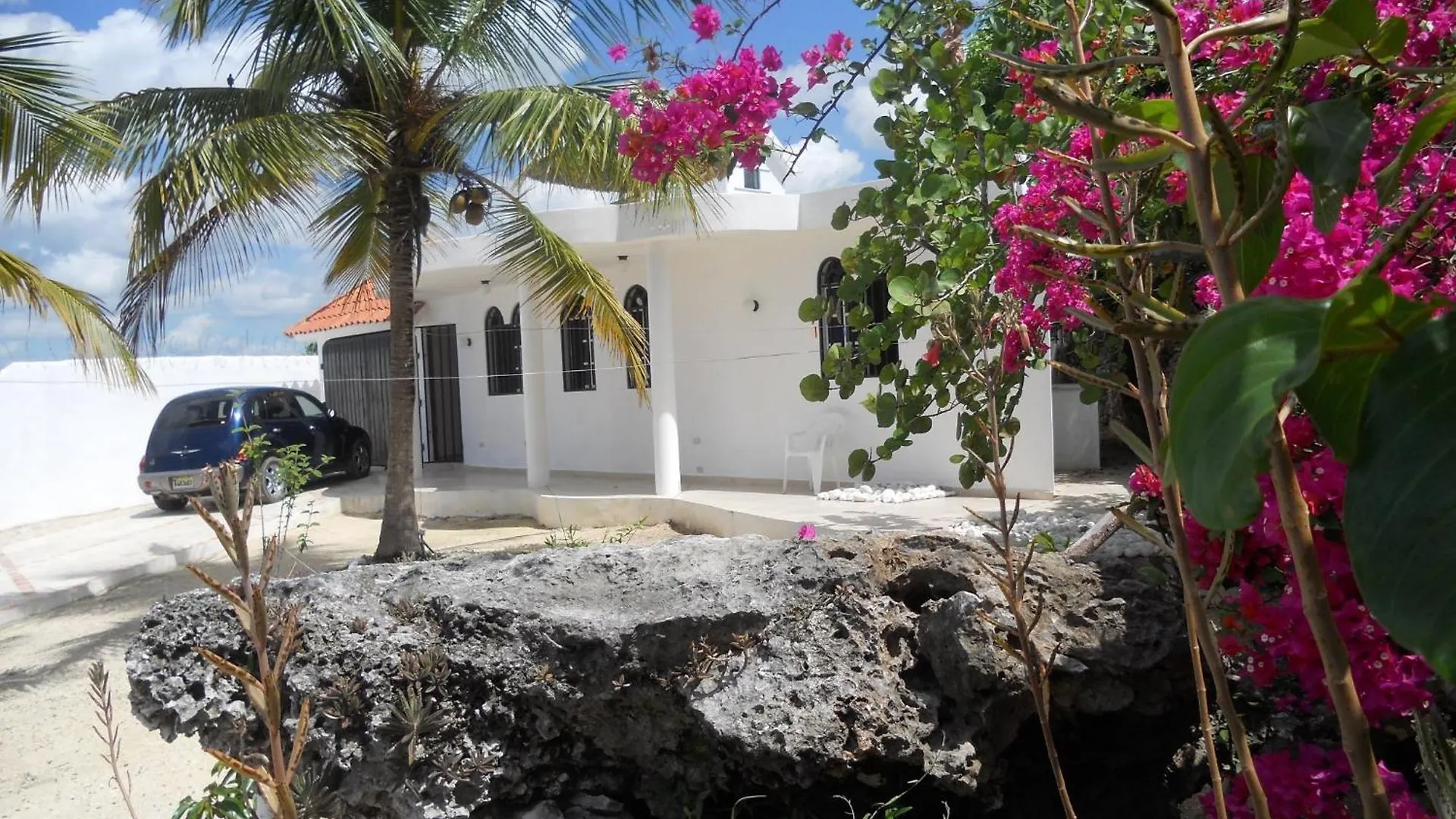 Guesthouse Villa La Isla contacts